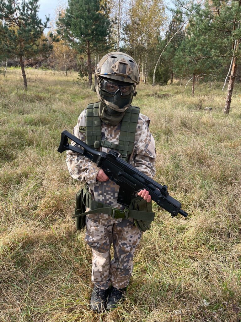 Autors: no jaunsargu nometnes albuma.