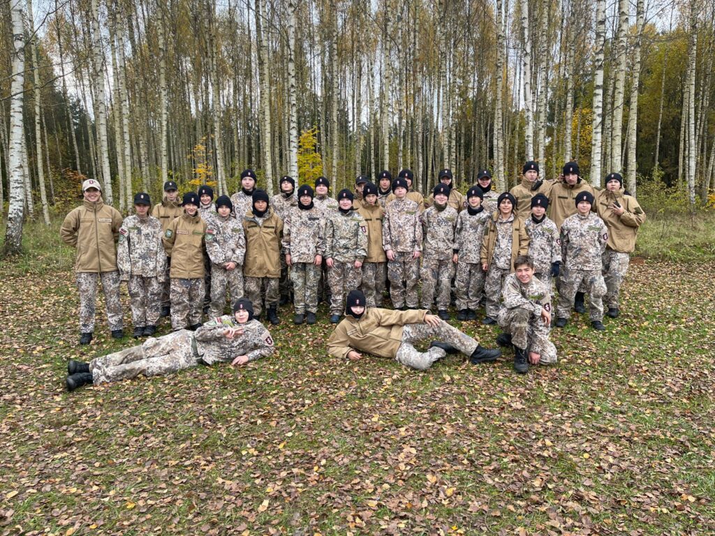 Autors: no jaunsargu nometnes albuma.