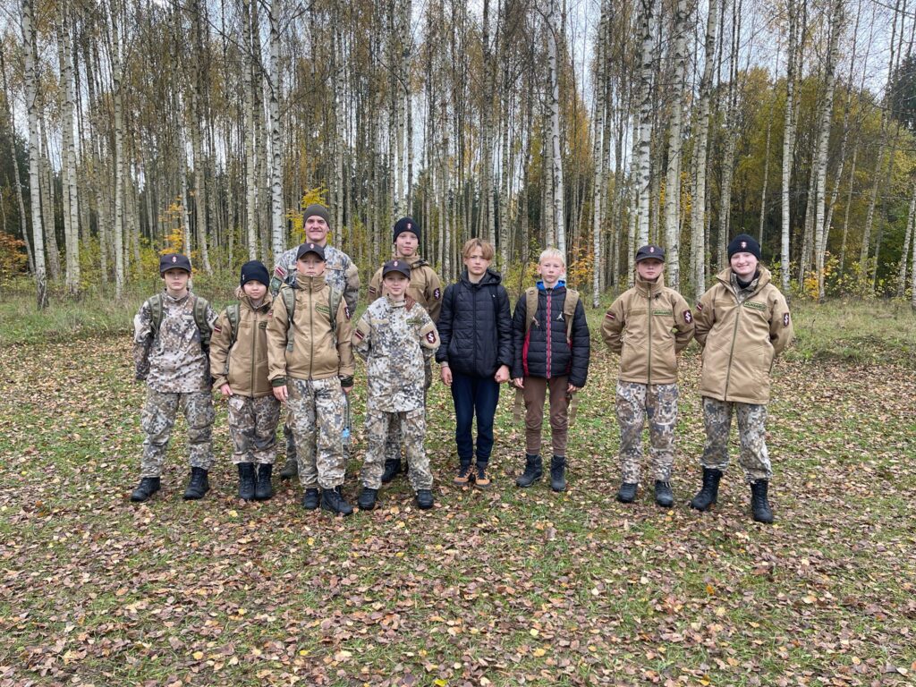 Autors: no jaunsargu nometnes albuma.