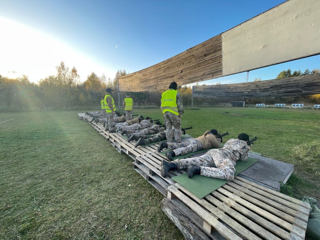 Autors: no jaunsargu nometnes albuma.