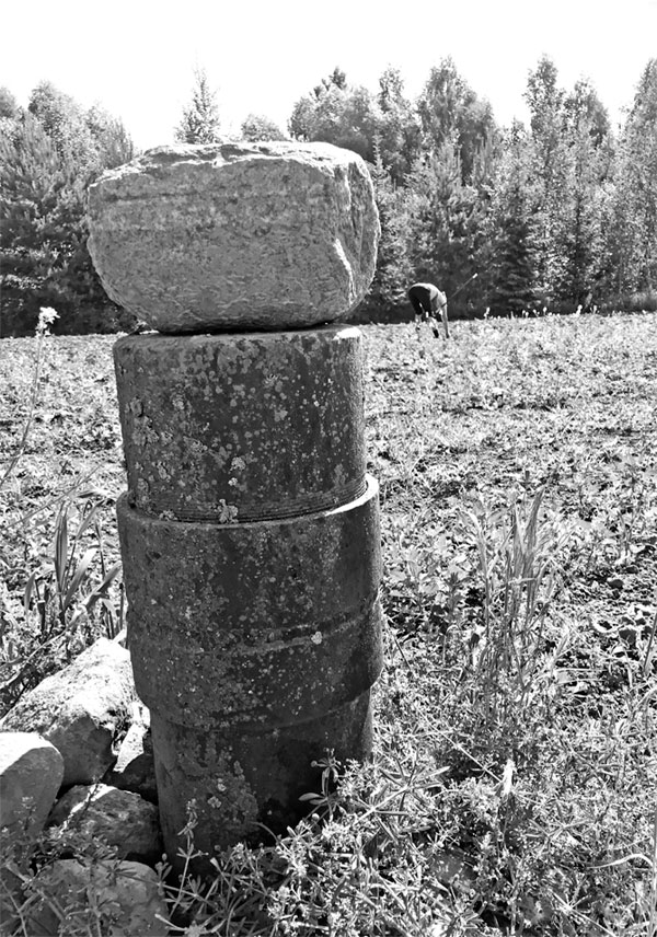 60.–80. GADOS dažādas ģeoloģiskās izpētes organizācijas Latvijas teritorijā veica ap divsimt dziļurbumu (to precīzs skaits nav zināms). Dziļākais urbums Latvijā ir apmēram divi kilometri. Tas veikts Dienvidkurzemē pie Nidas ciema. Urbumā tika konstatēti ģeotermālie ūdeņi ar temperatūru 65 grādi. Pie dziļurbuma dzimtajā Penkules pusē Astrīds Freimanis stāsta, ka savulaik kopsaimniecībai «Penkule» bija plāns siltumnīcas apkurināt ar ģeotermālo siltumu. Taču tautas atmoda notika tik strauji, ka kopsaimniecība izjuka un nepaspēja to īstenot. 
Autors: Foto no A. Freimaņa personiskā arhīva.