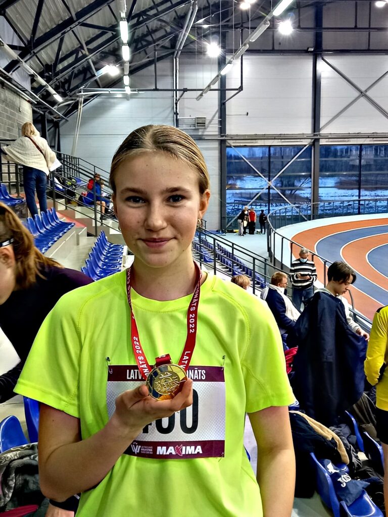 Aleksandra Rozmarija Zandberga Latvijas U14 vieglatlētikas čempionātā izcīnīja pirmo vietu augstlēkšanā. 
Autors: Foto: no Vecumnieku sporta skolas albuma.
