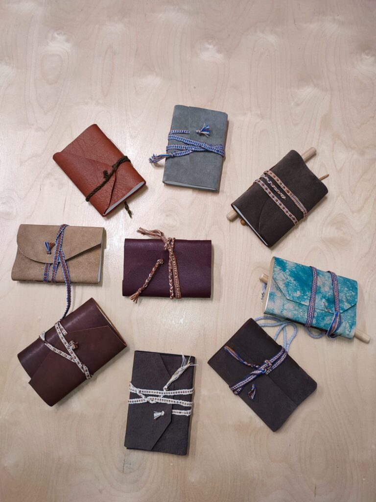 Senajās tehnikās darinātās piezīmju grāmatiņas ādas vākos apsietas ar ziedainajām audenēm – to paveikušas dāmas, kas pirmo reizi ko tādu strādāja.
Autors: Ieva Bronko-Pastore