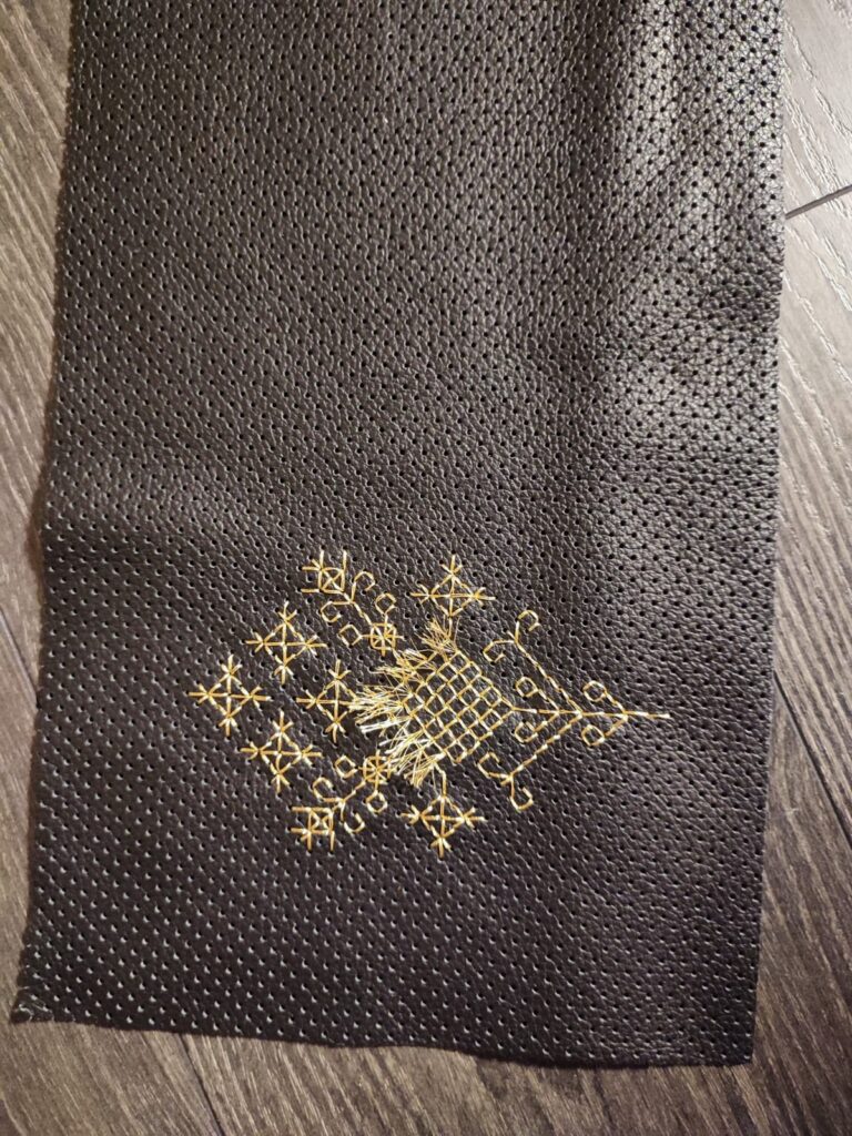 Ieva Bronko-Pastore piezīmju grāmatiņu ādas vākus dažkārt arī izšuj.
Autors: Ieva Bronko-Pastore