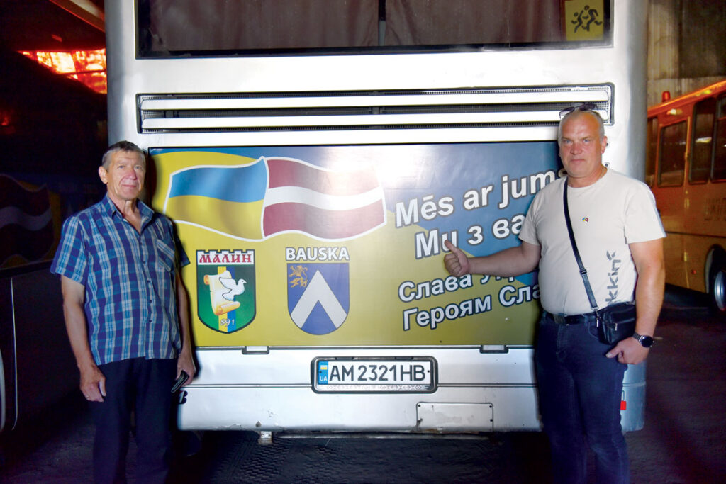 Kara sākumā pašvaldība palika bez autobusiem, kurus vajadzēja armijai. Tāpēc Bauskas pašvaldības ziedotie divi autobusi bija ļoti vērtīgi. Pie dāvātā autobusa stāv šoferis Jānis Burcevs (no kreisās) un Bauskas novada izpilddirektora vietnieks Jānis Kalinka. 

Autors: Foto – Uldis Varnevičs