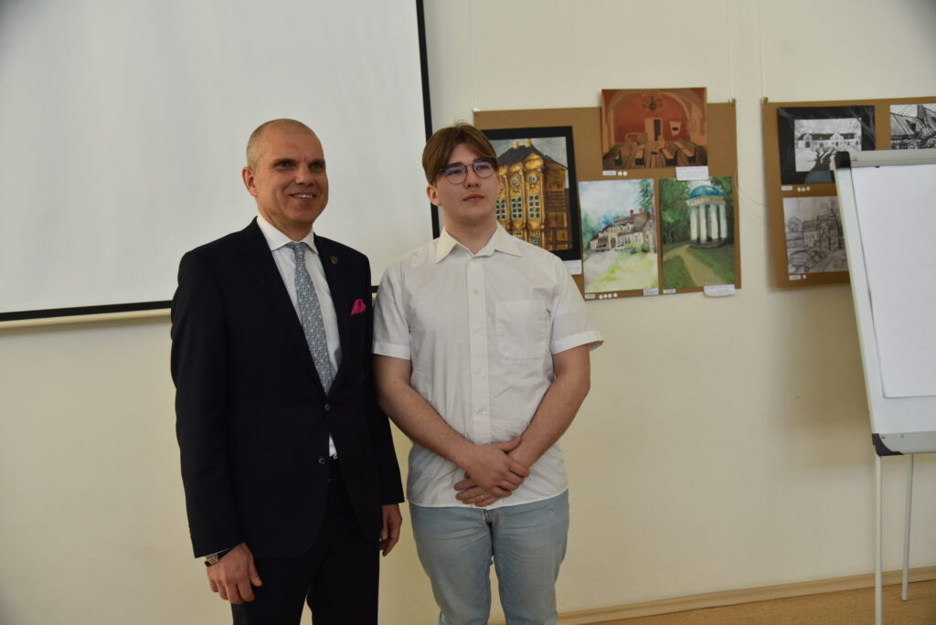 Rihards Dadžāns (no labās) ar Latvijas Tirdzniecības un rūpniecības kameras prezidentu Aigaru Rostovski.
Autors: Foto – ULDIS VARNEVIČS