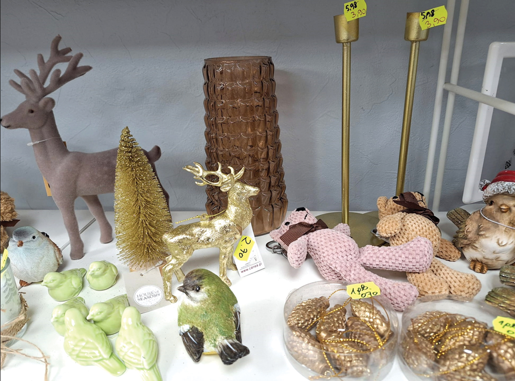 Veikalā «Pagrabiņš» vainagu darinātājus gaida plaša rotājumu izvēle.