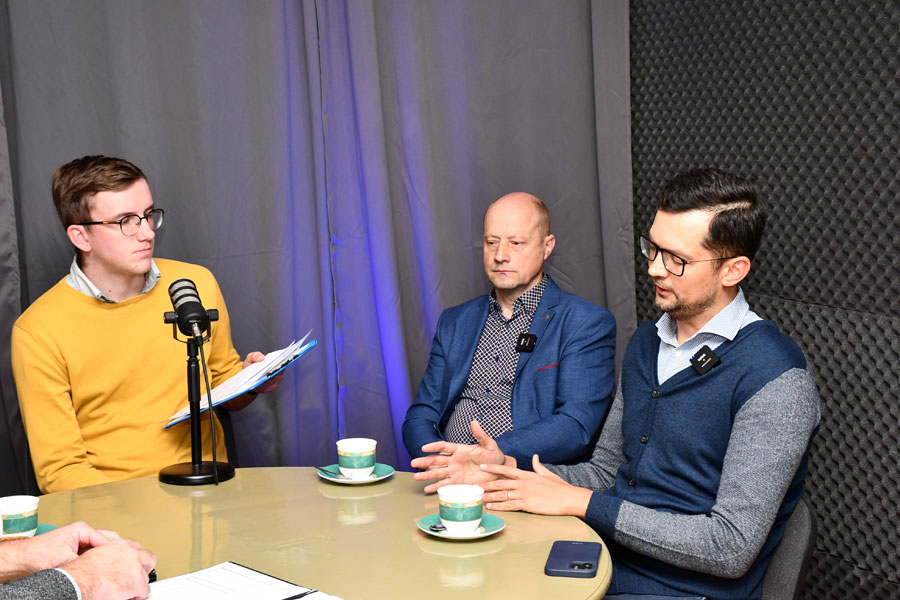 Jānis Aizbalts (no labās): «Ja gribu izpildīt šos mērķus, tad mājās kompostēju, eju uz poligonu, nododu baterijas, tekstilu un riepas tam paredzētajās vietās un jau esmu izdarījis vairāk, nekā plānā prasa.» 
Autors: Foto – Ivars Bogdanovs