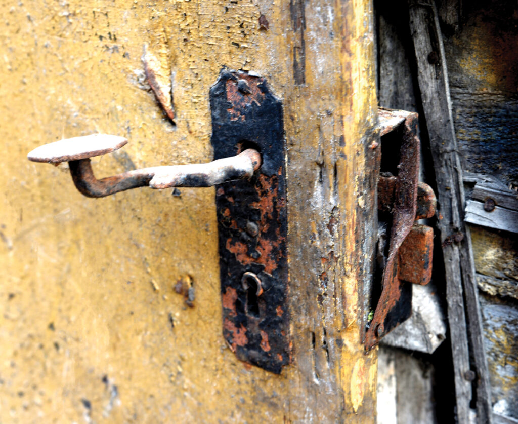 19. gadsimta durvju rokturis ar salauztu kastes tipa slēdzeni ēkas rietumu spārna durvīs.               
Autors: Foto – D. Bruģis