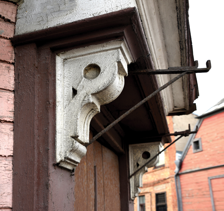 Pret Kalna un Plūdoņa ielas krustojumu vērstā ēkas galvenās ieejas portāla augšdaļa.                        
Autors: Foto – D. Bruģis