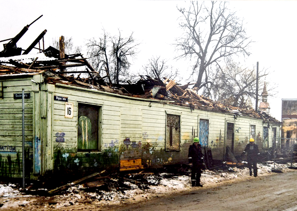 Notikums, kas nedara godu baušķeniekiem – ēkas Rīgas ielā 16 nojaukšana 
2012. gada janvārī.
Autors: Raita Ābelnieka foto Bauskas muzeja krājumā.