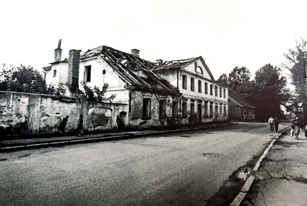 Vēl viens precedents vēsturiskas ēkas nojaukšanai Bauskā – ēkas Rīgas ielā 42 nojaukšana 1993. gadā.

Autors: Leonīda Trofimčuka foto Bauskas pils muzeja krājumā.