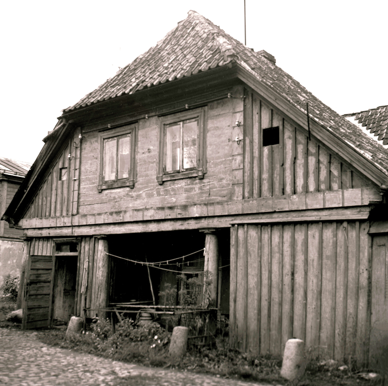 Ēkas rietumu spārna pagalma fasāde 20. gadsimta 70. gados. 
Autors: Foto – Rundāles pils muzeja foto negatīvu krājumā.