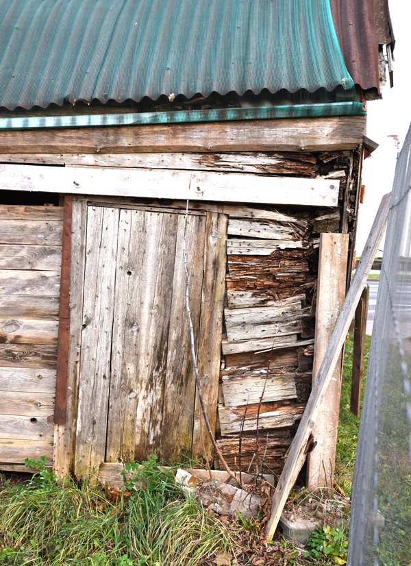 Ēkas austrumu spārna rietumu fasādes fragments, kas sniedz ieskatu ēkas ārsienu stāvoklī.
Autors: Foto – D. Bruģis