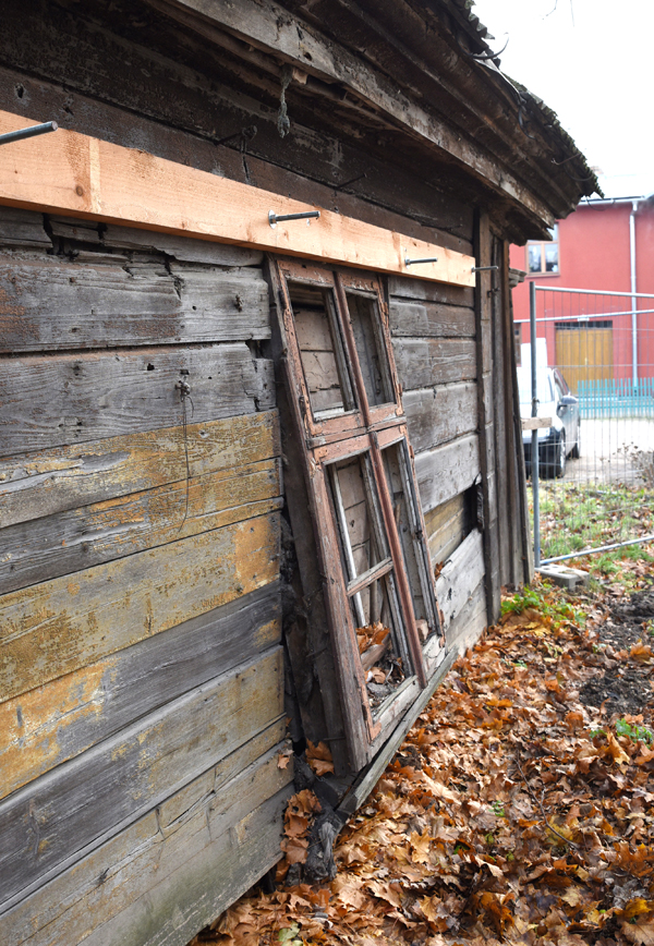 Ēkas rietumu spārna rietumu fasādes fragments ar gandrīz izgāzušos logu. 
Autors: Foto – D. Bruģis