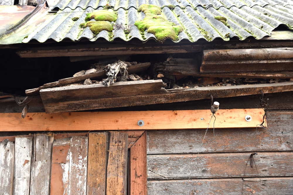 Ēkas rietumu spārna rietumu fasādes augšdaļa ar daļēji nogāzušos dzegu. 
Autors: Foto – D. Bruģis