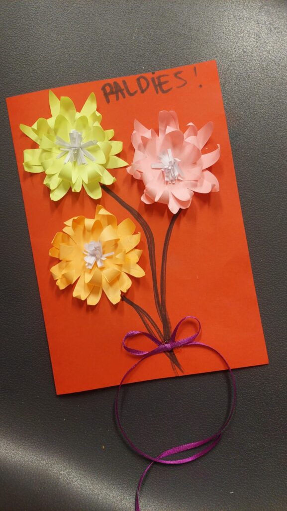 Autors: Meiteņu izgatavotās pateicības kartītes. Foto no Jauniešu centra albuma.