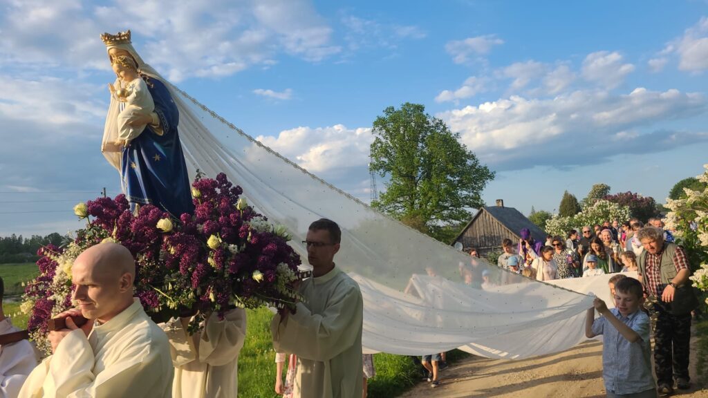 Gaismas gājiens pa Skaistkalnes ielām.
Autors: No draudzes albuma