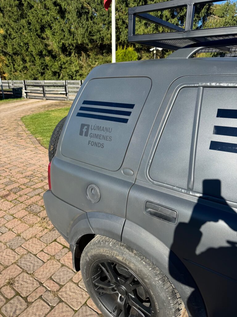 Autors: No "Ļūmaņu ģimenes fonda" albuma