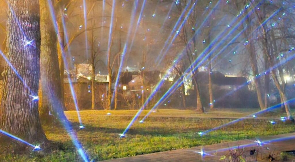 Kena parka estrādē, Jēkabpilī, ir uzstādīta vides instalācija “Par saules pielieto pilsētu pie upes...”. Jēkabpils novada Kultūras pārvalde informē, ka instalācija un gaismas objekts būs skatāms no 17.līdz 20.novembrim katru vakaru no pulksten 17:00 līdz 21:00. Instalācija ir veltījums Jēkabpils novada iedzīvotājiem un viesiem Valsts svētkos.
Autors: jekabpils.lv