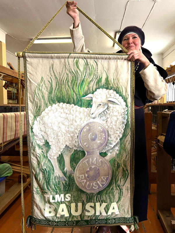 Atjaunotais TLMS «Bauska» karogs, ko demonstrē Aiva Linkeviča.
Autors: Foto – Airika Balode
