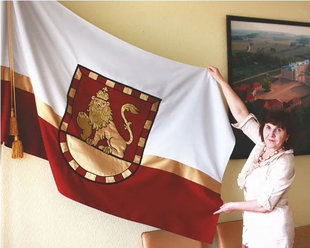 JEļENA FORSTE demonstrē pašas darināto Rundāles novada karogu.
Autors: No albuma.