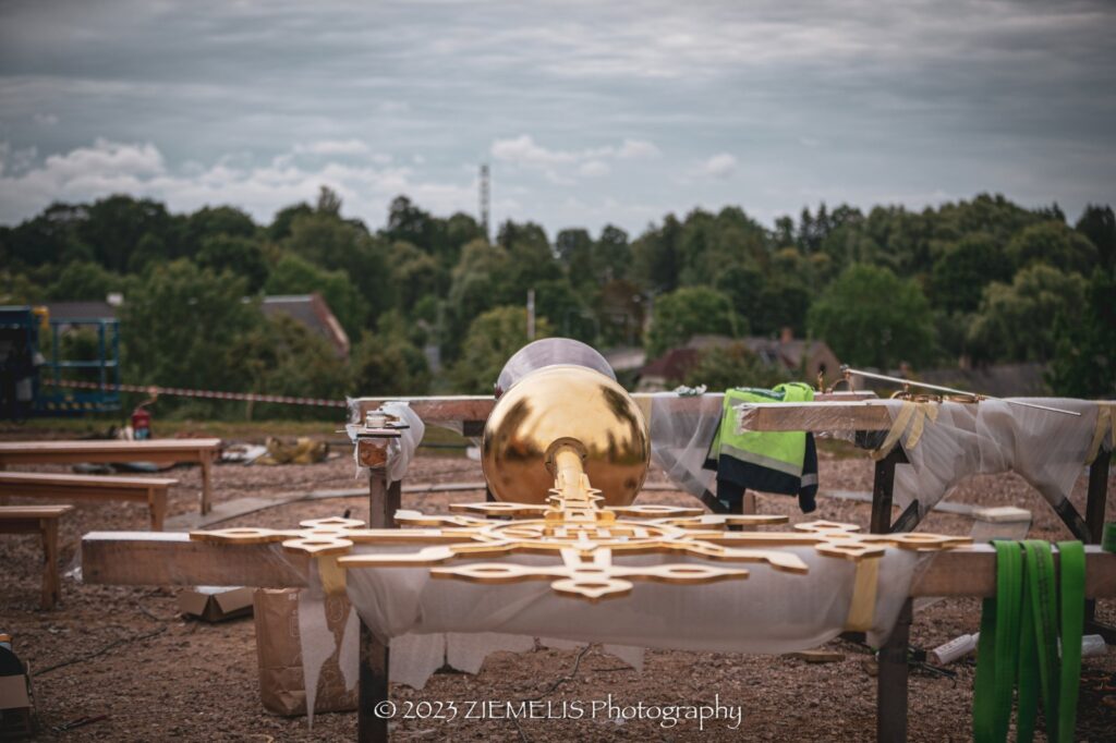Krustus uz torņu kupoliem uzlika nākamajā dienā pēc torņu uzcelšanas - 27. jūlijā.
Autors: Aigars Ziemelis