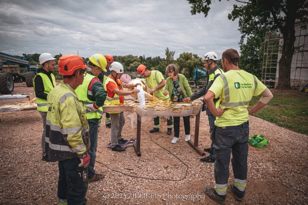 Krustus uz torņu kupoliem uzlika nākamajā dienā pēc torņu uzcelšanas - 27. jūlijā.
Autors: Aigars Ziemelis