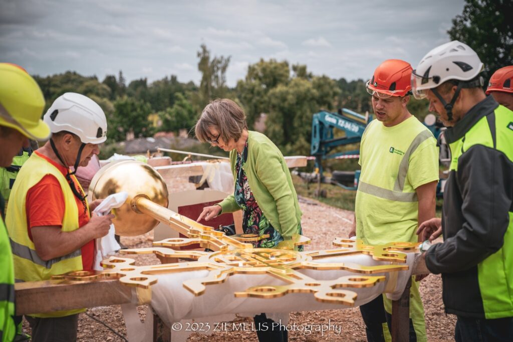 Krustus uz torņu kupoliem uzlika nākamajā dienā pēc torņu uzcelšanas - 27. jūlijā.
Autors: Aigars Ziemelis