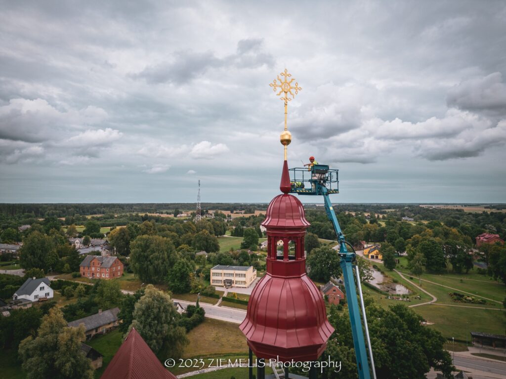 Krustus uz torņu kupoliem uzlika nākamajā dienā pēc torņu uzcelšanas - 27. jūlijā.
Autors: Aigars Ziemelis