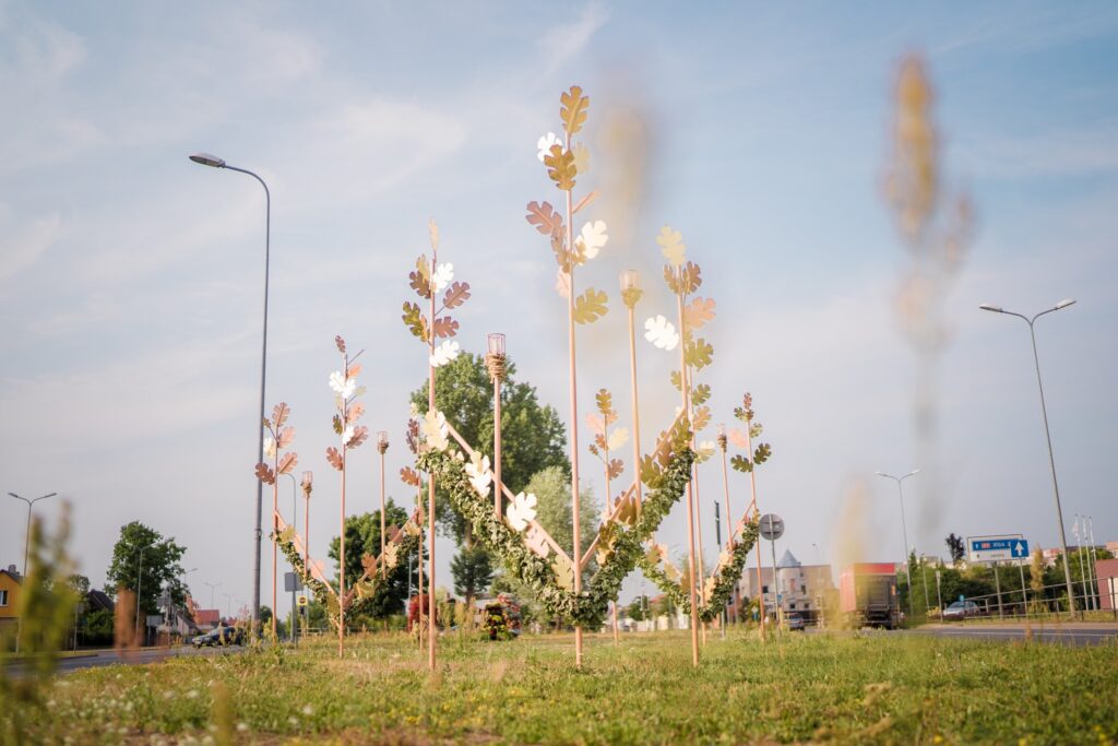 Šī gada rotājumos Liepājā uzsvērts, ka Jāņi ir viena no tradīcijām bagātākajām senlatviešu svētku dienām. Pilsētas rotājumos satiekas ausekļa zīme un ozollapas, kuras laistās zelta toņos.
Autors: liepaja.lv