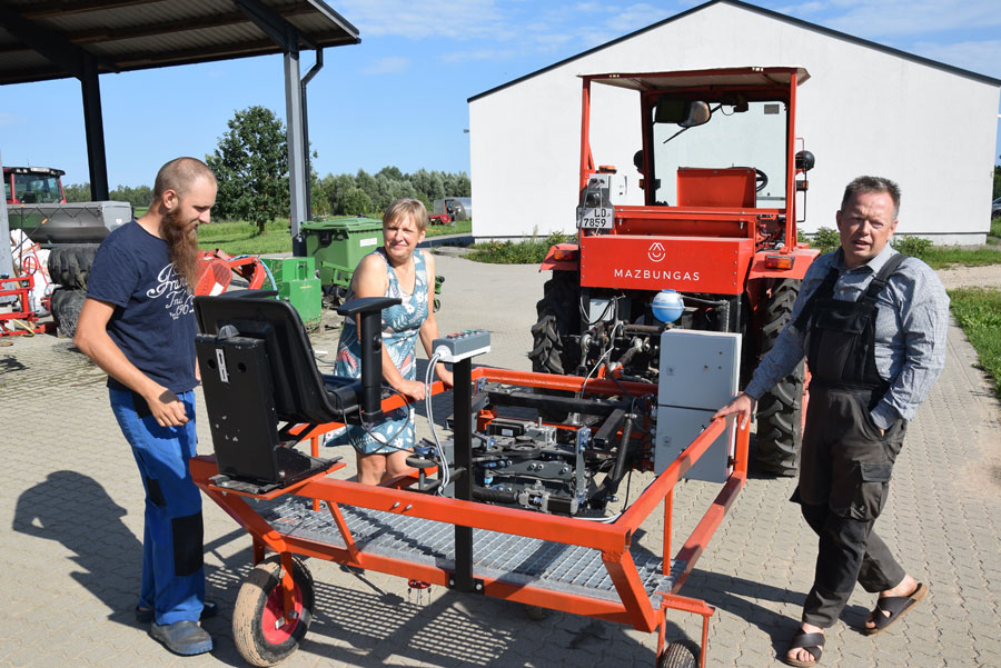Ravēšana ir ļoti apgrūtinoša, tāpēc Ğirts no nulles radījis arī Latvijas apstākļiem piemērotu ravētāju.
Autors: Foto – Māris Krūmiņš