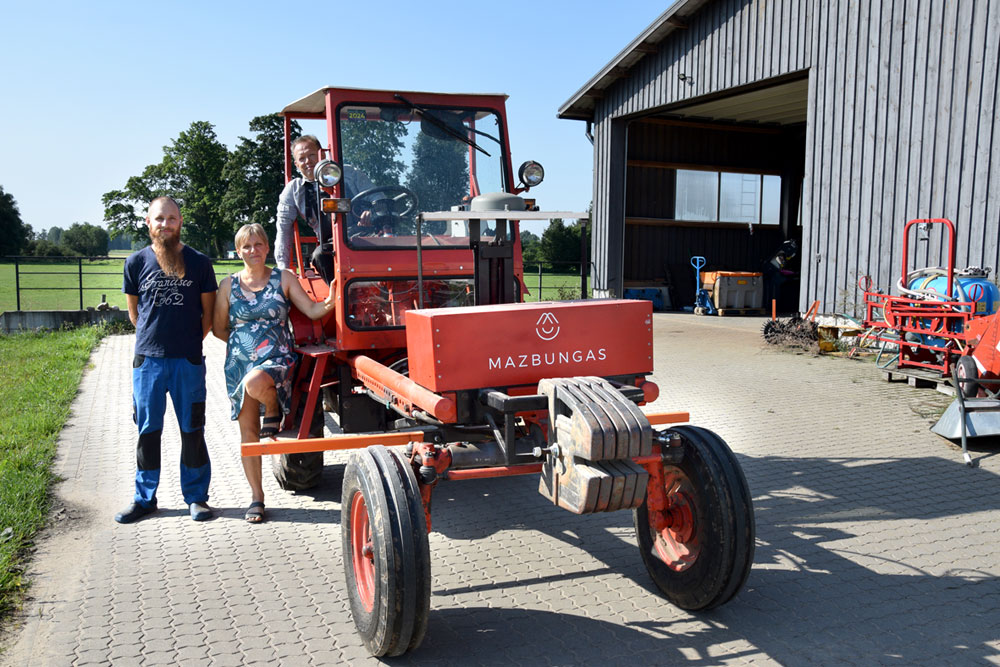 Toms (no kreisās) Agrita, un Ğirts Romanovski pie «Mazbungu» elektrotraktora. Tas ir Ğirta uzbūvēts, tikpat funkcionāls kā ar dīzeļdegvielu
darbināmais.
Autors: Foto – Māris Krūmiņš