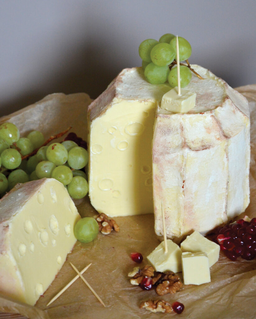 Uzminiet nu – vai tā ir deserta plate vai tomēr salds pārsteigums siera paskatā? Noras veikums  3D kūku kursos. 
Autors: Foto no personiskā arhīva.