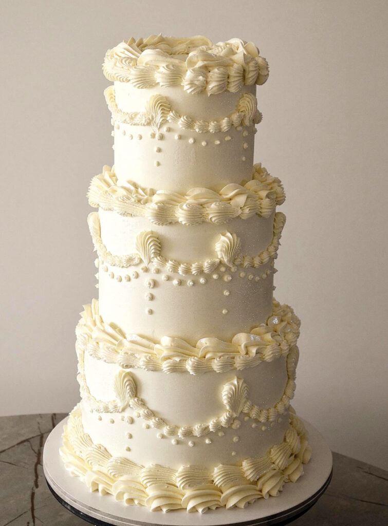 Modē ir lambeta stila dekorējums – krēma rišiņas, bantītes un vilnīši. Norai tas ļoti patīk, jo nav pārāk sarežģīts, bet rezultāts priecē acis. 
Autors: Foto no personiskā arhīva.