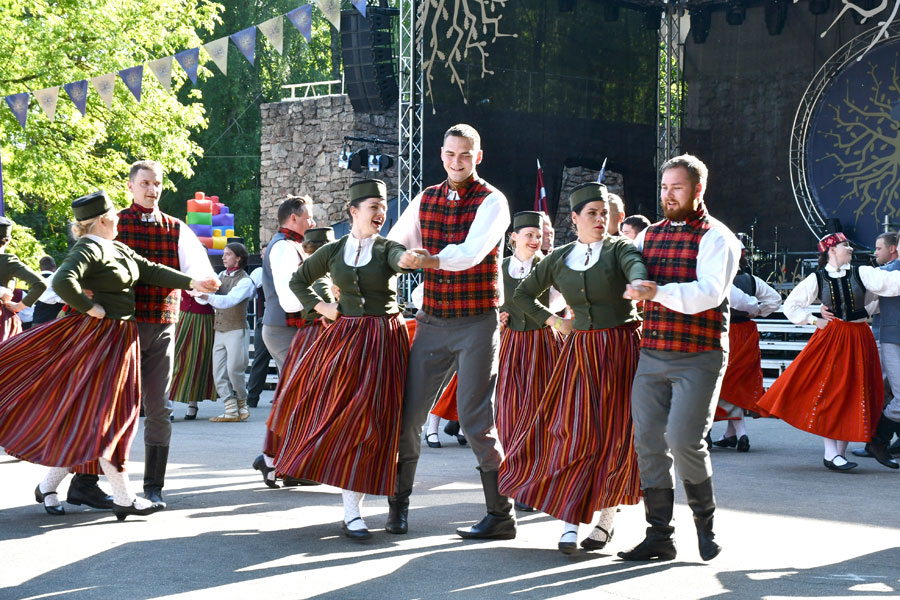 Tautas deju priekšnesumi iekustināja arī skatītājus, dejo vidējās paaudzes deju kopa «Rundāle».

Autors: Ivars Bogdanovs