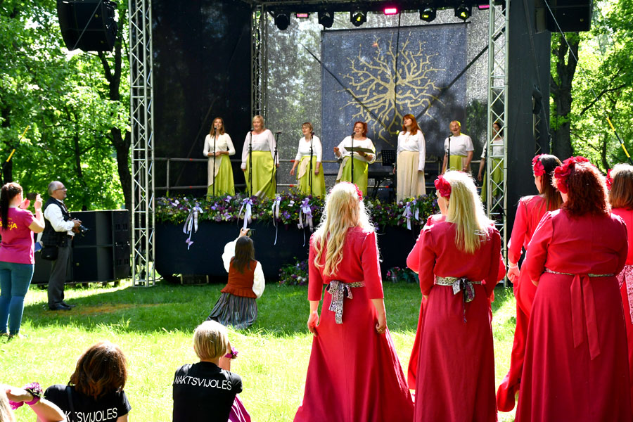 Uz mazās skatuves uzstājas Misas vokālais ansamblis «Vēja meitenes».

Autors: Ivars Bogdanovs