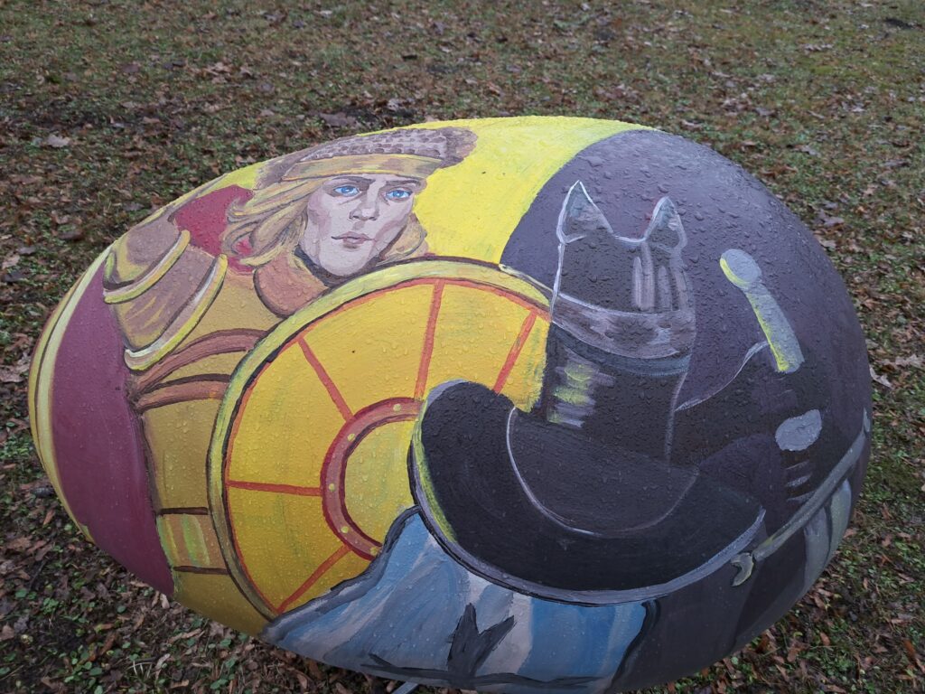 Gatavojoties svētkiem, Ogres novada pilsētās un pagastos iedzīvotājus un viesus iepriecina Lieldienu rotājumi – krāsainas olas, zaķi, putni un citi svētku dekorējumi.
🐣 Ogrē arī šogad atrodamas un apskatāmas apgleznotas olas ar mākslinieka, latviešu glezniecības klasiķa Vilhelma Purvīša zināmāko gleznu motīviem. 16 pieturvietās Ogrē apskatāmi bērnu radīti darbu fragmenti, kas tapuši konkursa “Purvīša acīm” ietvaros.
🐣 Ikšķiles spriganie un košie zaķi jau ir sanesuši olas, radot svētku noskaņu. Tās izvietotas pie pagasta pārvaldes ēkas, Centra laukumā, pludmalē un aizripinājuši līdz pat Tīnūžiem. Olu zīmējumos attēloti Lieldienu motīvi un Ikšķiles apbūve, kā arī Ikšķiles vērtības - kristīgās vērtības, Ikšķiles novada jostas zīmējumi, Daugavas ainavas, Svētā Meinarda sala.
🐣 Lieldienu laikā arī Ķegumā sastopami svētki zaķi un olas. Tie izvietoti pie Ķeguma dzelzceļa stacijas, Ogres ielā pie degvielas uzpildes stacijas, Skolas ielā pie Ķeguma bibliotēkas un mākslinieciskas olas ar Daugavas un saules simboliem Ķeguma parkā, kur Lieldienu laikā ir iespēja arī izšūpoties. Lieldienu zaķus Ķegumā var sastapt arī Staru ielas māju pagalmā un pie Ķeguma pilsētas pārvaldes ēkas.
🐣 Lielvārdē – pilsētas centrā, Rembates parkā, Lāčplēsī, Avotu un Lauktehnikas rajonā, - izvietoti zaķi, putni un mākslinieciski apgleznotas olas, kas akcentē Lielvārdes vērtības, un tās ir eposs “Lāčplēsis”, Edgara Kauliņa ābeļdārzs, Daugavas ainavas, Lielvārdes josta. 
🗺 Visus rotājumus ērti apskatīt, izstaigājot īpašos Lieldienu maršrutus katrā no pilsētām. Kartes meklē Visit Ogre mājaslapā!
Autors: Publicitātes foto.