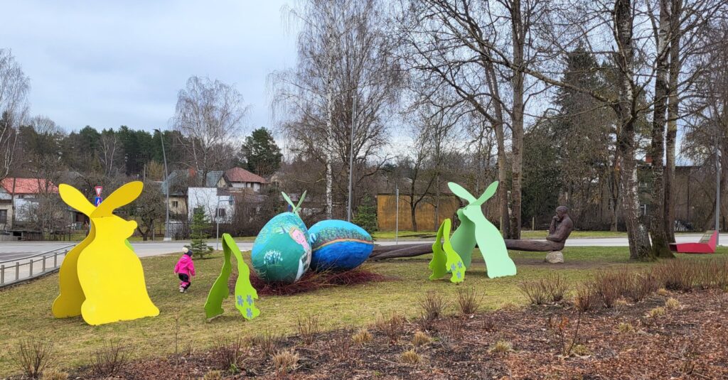 Gatavojoties svētkiem, Ogres novada pilsētās un pagastos iedzīvotājus un viesus iepriecina Lieldienu rotājumi – krāsainas olas, zaķi, putni un citi svētku dekorējumi.
🐣 Ogrē arī šogad atrodamas un apskatāmas apgleznotas olas ar mākslinieka, latviešu glezniecības klasiķa Vilhelma Purvīša zināmāko gleznu motīviem. 16 pieturvietās Ogrē apskatāmi bērnu radīti darbu fragmenti, kas tapuši konkursa “Purvīša acīm” ietvaros.
🐣 Ikšķiles spriganie un košie zaķi jau ir sanesuši olas, radot svētku noskaņu. Tās izvietotas pie pagasta pārvaldes ēkas, Centra laukumā, pludmalē un aizripinājuši līdz pat Tīnūžiem. Olu zīmējumos attēloti Lieldienu motīvi un Ikšķiles apbūve, kā arī Ikšķiles vērtības - kristīgās vērtības, Ikšķiles novada jostas zīmējumi, Daugavas ainavas, Svētā Meinarda sala.
🐣 Lieldienu laikā arī Ķegumā sastopami svētki zaķi un olas. Tie izvietoti pie Ķeguma dzelzceļa stacijas, Ogres ielā pie degvielas uzpildes stacijas, Skolas ielā pie Ķeguma bibliotēkas un mākslinieciskas olas ar Daugavas un saules simboliem Ķeguma parkā, kur Lieldienu laikā ir iespēja arī izšūpoties. Lieldienu zaķus Ķegumā var sastapt arī Staru ielas māju pagalmā un pie Ķeguma pilsētas pārvaldes ēkas.
🐣 Lielvārdē – pilsētas centrā, Rembates parkā, Lāčplēsī, Avotu un Lauktehnikas rajonā, - izvietoti zaķi, putni un mākslinieciski apgleznotas olas, kas akcentē Lielvārdes vērtības, un tās ir eposs “Lāčplēsis”, Edgara Kauliņa ābeļdārzs, Daugavas ainavas, Lielvārdes josta. 
🗺 Visus rotājumus ērti apskatīt, izstaigājot īpašos Lieldienu maršrutus katrā no pilsētām. Kartes meklē Visit Ogre mājaslapā!
Autors: Publicitātes foto.