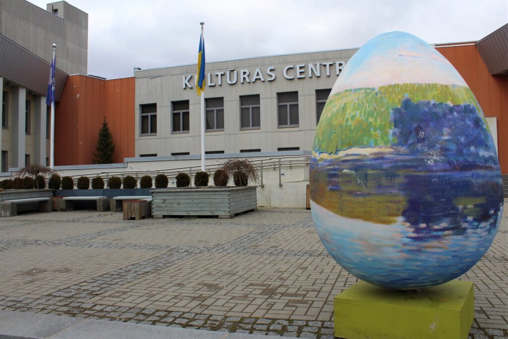 Gatavojoties svētkiem, Ogres novada pilsētās un pagastos iedzīvotājus un viesus iepriecina Lieldienu rotājumi – krāsainas olas, zaķi, putni un citi svētku dekorējumi.
🐣 Ogrē arī šogad atrodamas un apskatāmas apgleznotas olas ar mākslinieka, latviešu glezniecības klasiķa Vilhelma Purvīša zināmāko gleznu motīviem. 16 pieturvietās Ogrē apskatāmi bērnu radīti darbu fragmenti, kas tapuši konkursa “Purvīša acīm” ietvaros.
🐣 Ikšķiles spriganie un košie zaķi jau ir sanesuši olas, radot svētku noskaņu. Tās izvietotas pie pagasta pārvaldes ēkas, Centra laukumā, pludmalē un aizripinājuši līdz pat Tīnūžiem. Olu zīmējumos attēloti Lieldienu motīvi un Ikšķiles apbūve, kā arī Ikšķiles vērtības - kristīgās vērtības, Ikšķiles novada jostas zīmējumi, Daugavas ainavas, Svētā Meinarda sala.
🐣 Lieldienu laikā arī Ķegumā sastopami svētki zaķi un olas. Tie izvietoti pie Ķeguma dzelzceļa stacijas, Ogres ielā pie degvielas uzpildes stacijas, Skolas ielā pie Ķeguma bibliotēkas un mākslinieciskas olas ar Daugavas un saules simboliem Ķeguma parkā, kur Lieldienu laikā ir iespēja arī izšūpoties. Lieldienu zaķus Ķegumā var sastapt arī Staru ielas māju pagalmā un pie Ķeguma pilsētas pārvaldes ēkas.
🐣 Lielvārdē – pilsētas centrā, Rembates parkā, Lāčplēsī, Avotu un Lauktehnikas rajonā, - izvietoti zaķi, putni un mākslinieciski apgleznotas olas, kas akcentē Lielvārdes vērtības, un tās ir eposs “Lāčplēsis”, Edgara Kauliņa ābeļdārzs, Daugavas ainavas, Lielvārdes josta. 
🗺 Visus rotājumus ērti apskatīt, izstaigājot īpašos Lieldienu maršrutus katrā no pilsētām. Kartes meklē Visit Ogre mājaslapā!
Autors: Publicitātes foto.