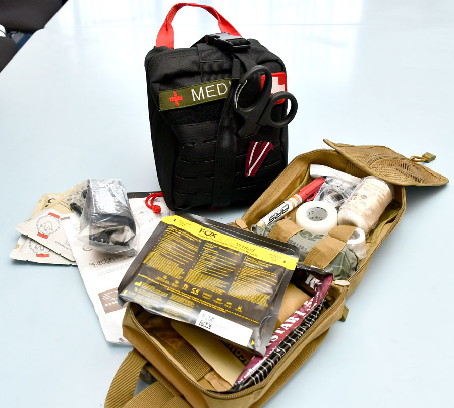 Jau divsimt šādu armijas aptieciņu, kurām iedzīvotāji saziedojuši līdzekļus, nogādās ukraiņu karavīriem. 
Autors: Foto – Ivars Bogdanovs