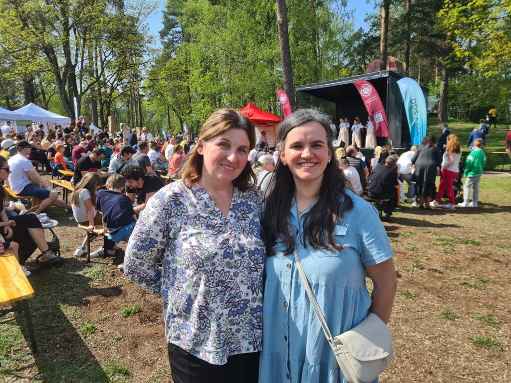 Agrita Otomere kopā ar Baibu Ozolu no Jelgavas, kuras ģimenē aug 11 bērni, šogad Ozolu saime izraudzīta par Eiropas Goda ģimeni 2023.
Autors: No albuma