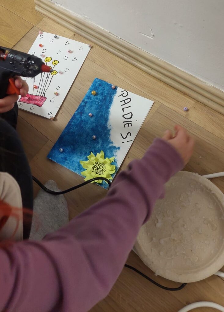 Autors: Meiteņu izgatavotās pateicības kartītes. Foto no Jauniešu centra albuma.