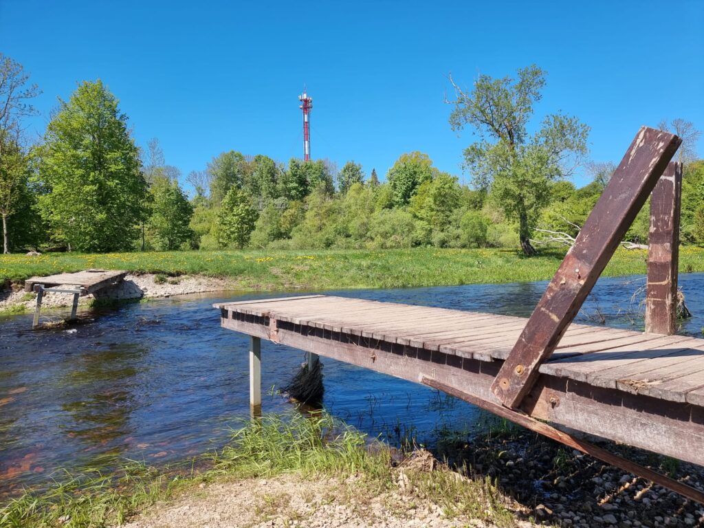 Pašvaldība solīja tiltiņu uz Ķirbaksalu atjaunot, bet joprojām tas nav izdarīts.
Autors: www.bauskasdzive.lv
