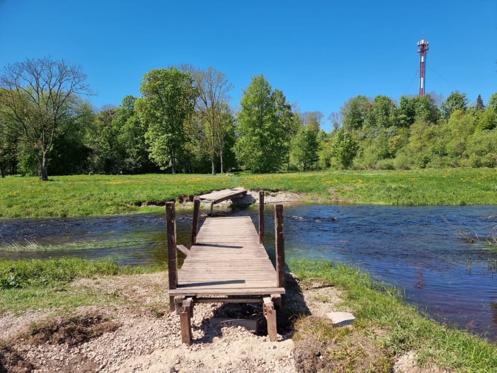 Ūdens līmenis ir pazeminājies, bet uz Ķirbaksalu nokļūt nav iespējams.
Autors: www.bauskasdzive.lv
