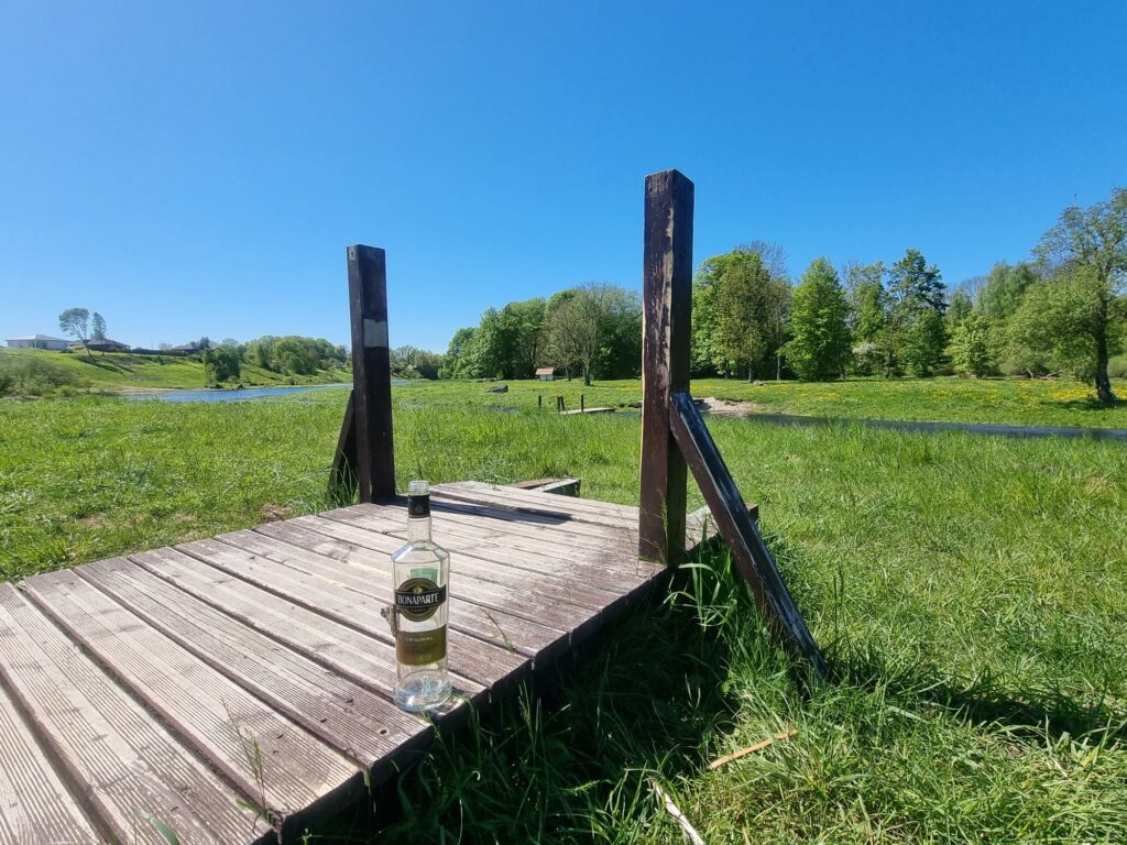 Sestdien, 11. maijā, tiltiņš izmantots galdiņa vietā.
Autors: www.bauskasdzive.lv