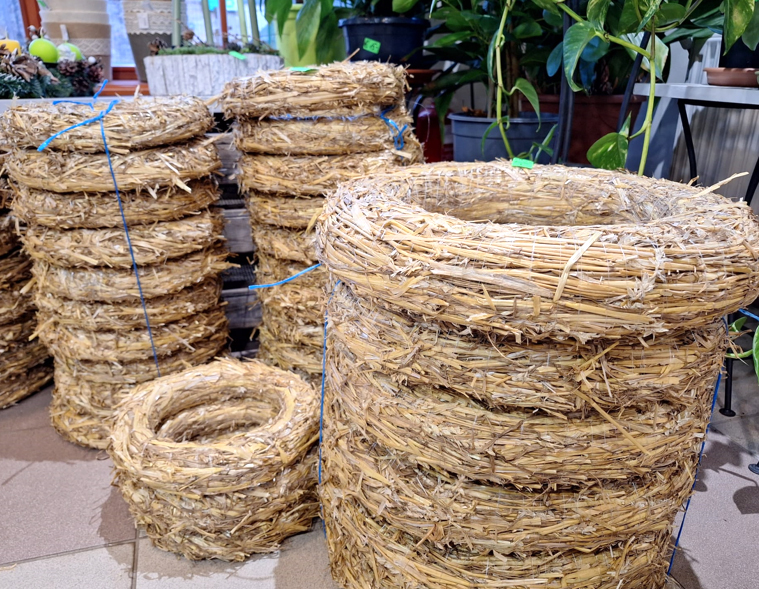 Liela izvēle dažāda diametra salmu pamatnēm pieejama veikalā «Rozīte».