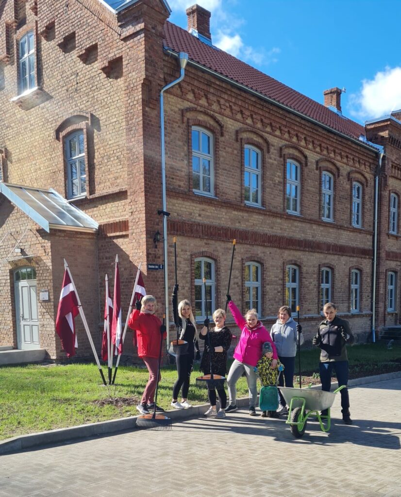 Vecumniekos pie jaunā sociālā centra, kas ierīkots tā sauktās sarkanās skolas mājā.
Autors: bauska.lv