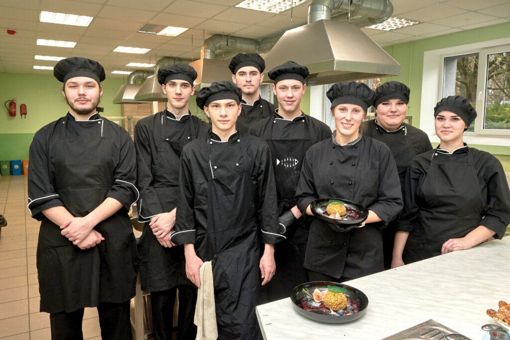 Maltītes pavāru komanda: Markuss Žukauskis (no kreisās), Rihards Kopštāls, Andžejs Andersons, Rihards Beitiņš, Rolands Martinsons, Adrija Sovāne, Džūlija Sirvida un Nikola Strazdiņa.
Autors: Foto – Ivars Bogdanovs