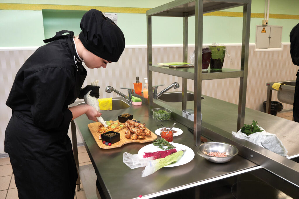 Nikola Strazdiņa gatavo izsmalcinātas uzkodas.
Autors: Foto – Ivars Bogdanovs